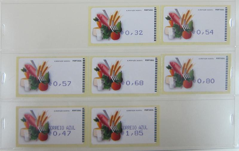 0265 (331).jpg -     Lote:    265      Colecção Especializada - Etiquetas      Lotes Especiais       Descrição:      1981/2010 &mdash; Etiquetas.   Coleção composta por 12 álbuns com etiquetas desde percursoras e Framas até 2010, com provas, erros, FDC's, etiquetas novas e usadas, sobrescritos circulados, variedades de impressão e papéis. Importante estudo. Lote a ver.        Lote ETQ       Valor Base:     &euro; 3000,00     Valor Venda:     &euro;      